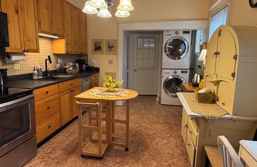 Town of Ledyard House | SPACIOUS,GRACIOUS HOME ACROSS FROM THE INNS