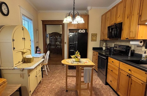 Town of Ledyard House | SPACIOUS,GRACIOUS HOME ACROSS FROM THE INNS