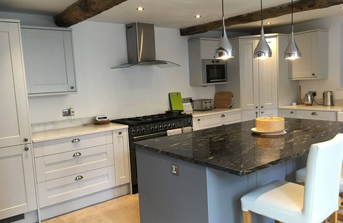 Marlborough House | Spacious Grade 2 Listed home - central Marlborough - free parking