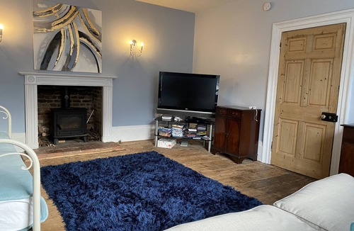 Marlborough House | Spacious Grade 2 Listed home - central Marlborough - free parking