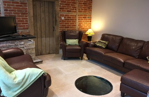 Marlborough House | Spacious Grade 2 Listed home - central Marlborough - free parking