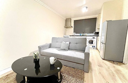 Hounslow Heath Apartment | Spacious Ground Floor flat Nr. Heathrow