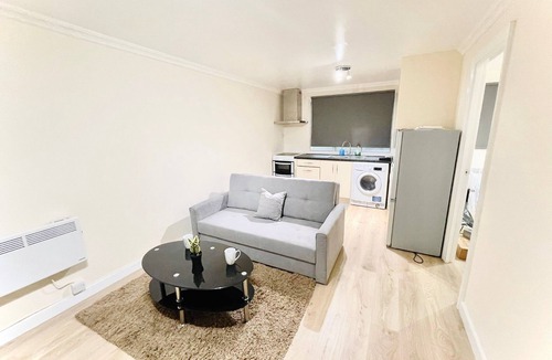 Hounslow Heath Apartment | Spacious Ground Floor flat Nr. Heathrow