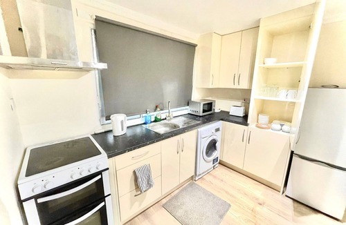 Hounslow Heath Apartment | Spacious Ground Floor flat Nr. Heathrow
