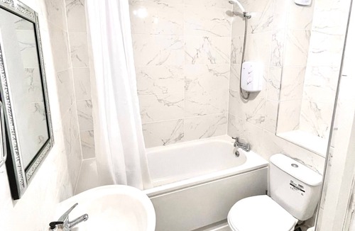 Hounslow Heath Apartment | Spacious Ground Floor flat Nr. Heathrow