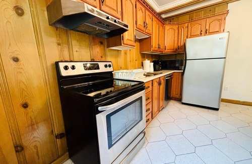 Montreal House | Spacious Group Home | Sleeps 20-Free Parking