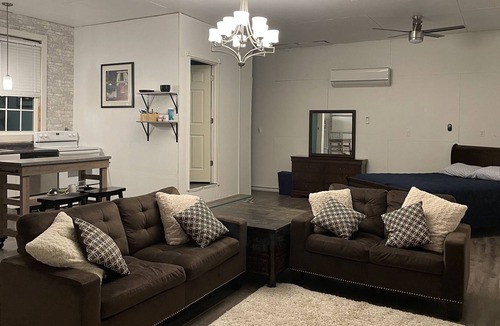 Gainesville Cottage | Spacious Guest House in quiet neighborhood near Winstar.