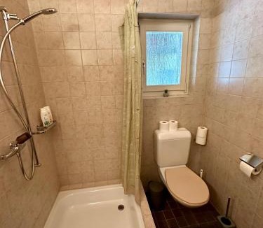 Oberhofen am Thunersee House | Spacious house for 11 persons with hot tub and fully equipped kitchen