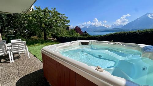 Oberhofen am Thunersee House | Spacious house for 11 persons with hot tub and fully equipped kitchen