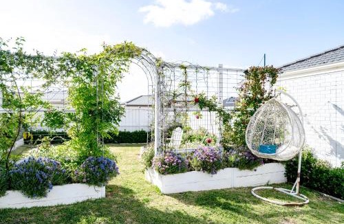 St Leonards House | Spacious Hamptons-style home with plunge pool