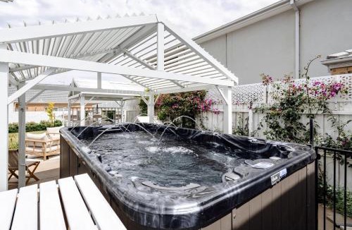 St Leonards House | Spacious Hamptons-style home with plunge pool