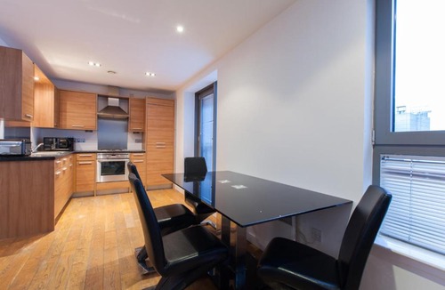 Newhaven Apartment | Spacious Harbour Flat W/View for 4 in Newhaven
