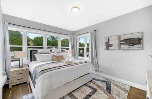 Forest Park Apartment | Spacious Haven 8-Min to Chicago Sleeps 10