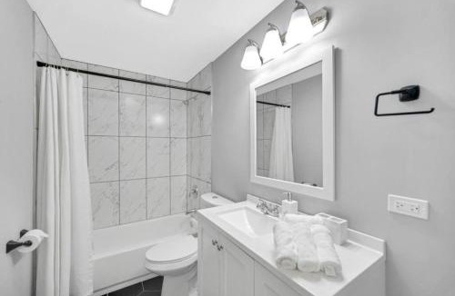 Forest Park Apartment | Spacious Haven 8-Min to Chicago Sleeps 10