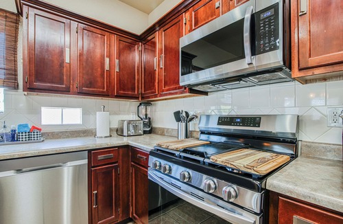Biggs Field House | Spacious Haven with Outdoor Fun, 5 Bd Home, Primary King, EV Charger, Grill