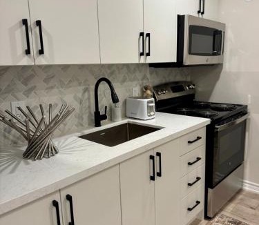 Vaughan Apartment | Spacious High Ceiling Lower Level Suite-New & Cozy