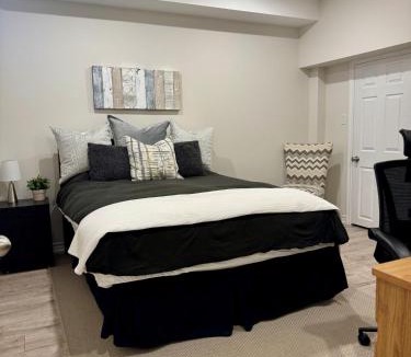 Vaughan Apartment | Spacious High Ceiling Lower Level Suite-New & Cozy