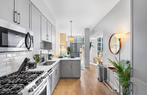 The Gulch Apartment | Spacious High-Rise Studio On Broadway - WiFi, Free Parking.