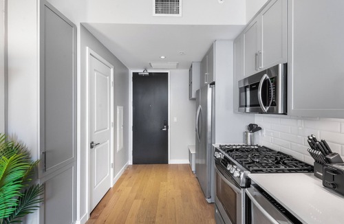 The Gulch Apartment | Spacious High-Rise Studio On Broadway - WiFi, Free Parking.