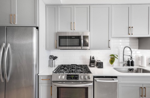 The Gulch Apartment | Spacious High-Rise Studio On Broadway - WiFi, Free Parking.