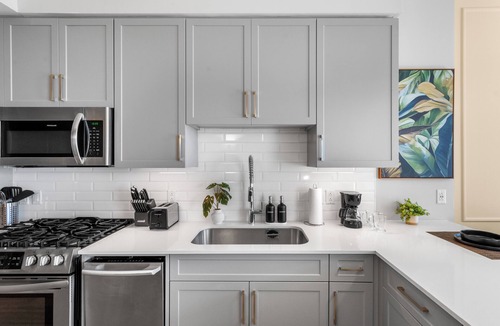 The Gulch Apartment | Spacious High-Rise Studio On Broadway - WiFi, Free Parking.