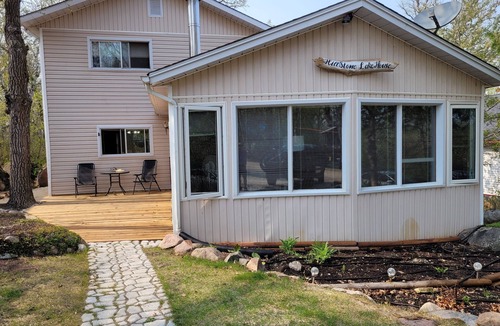 Grand Beach Cottage | Spacious Hillstone Lakehouse