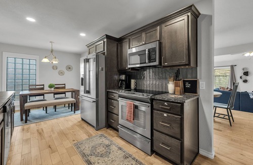 South Tulsa House | Spacious Hilltop Retreat in Upscale Cul-de-Sac Neighborhood