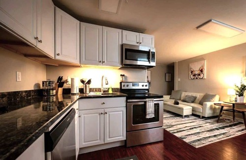 Wilmington Apartment | Spacious Historic King Suite