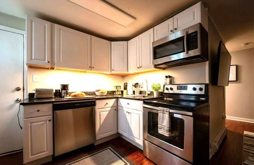 Wilmington Apartment | Spacious Historic King Suite