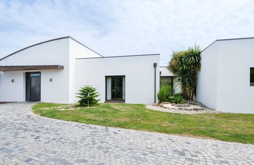 Chateau-d'Olonne Villa | Spacious house with heated pool 7 minutes from the sea.