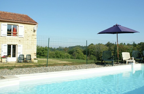 Loubejac House | Spacious Holiday Home with Private Swimming Pool in Loubejac