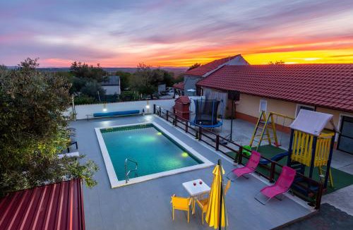 Suhovare House | Spacious Holiday Home Joy with pool and playground, Suhovare