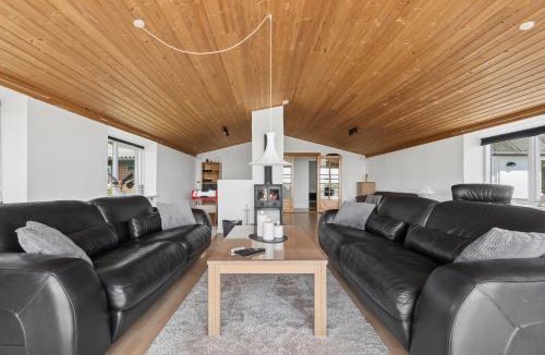 ster Assels House | Spacious Holiday Home With Water View