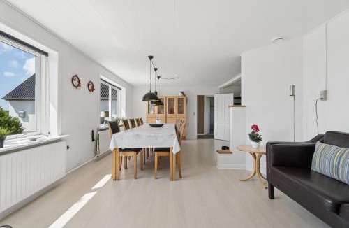 ster Assels House | Spacious Holiday Home With Water View