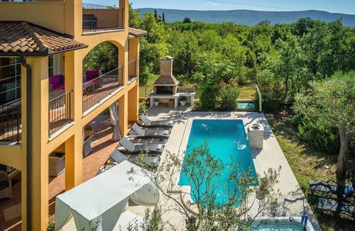 Rakalj House | Spacious holiday house - pool/jacuzzi/sauna/playground/8+2