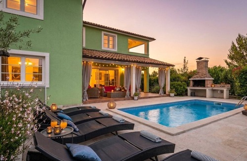 Rakalj House | Spacious holiday house/pool/jacuzzi/playground/6+2