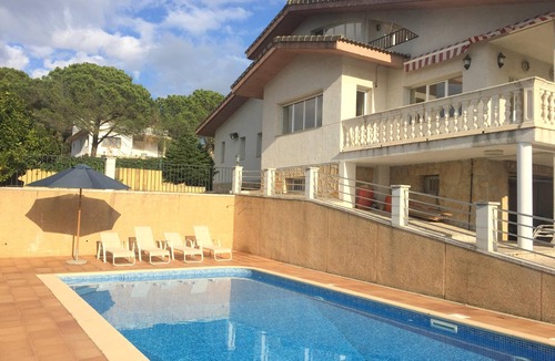 Tordera House | Spacious Holiday Villa in Tordera , 12 people with gr. Pool, only 10 minutes to the beach