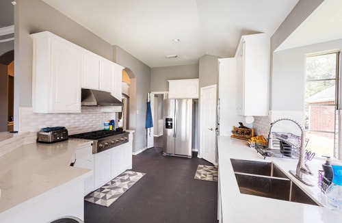 Barker House | Spacious Hollywood Glam Home, Pet-Friendly Comfort for the Perfect Stay