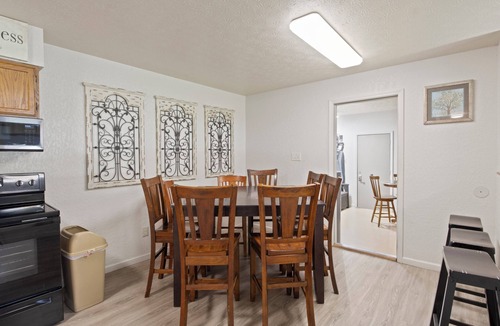 Karns House | Spacious home - 10 Individual Beds - 5 Vehicle Maximum