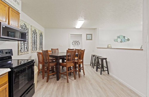 Karns House | Spacious home - 10 Individual Beds - 5 Vehicle Maximum