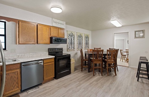 Karns House | Spacious home - 10 Individual Beds - 5 Vehicle Maximum