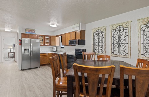 Karns House | Spacious home - 10 Individual Beds - 5 Vehicle Maximum
