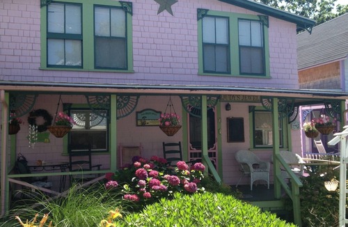 Circuit Avenue Cottage | Spacious Home - 1500 ft from Beach & Circuit Ave