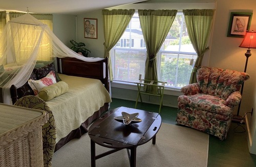 Circuit Avenue Cottage | Spacious Home - 1500 ft from Beach & Circuit Ave