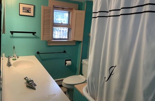 Circuit Avenue Cottage | Spacious Home - 1500 ft from Beach & Circuit Ave