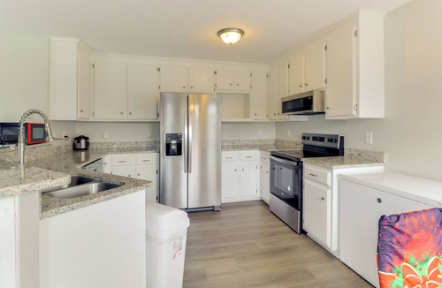 Hampton Cottage | Spacious Home < 3 Mi to Hampton Coliseum!