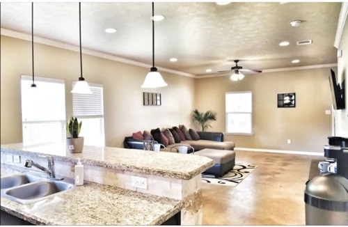 Wellborn House | Spacious Home - 4 bd/4 bth - Mins from Kyle Field