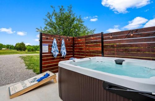 Frankfort House | Spacious Home 4BR Fire Pit, Patio Hot Tub