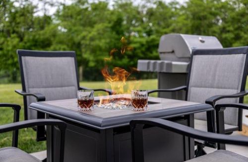 Frankfort House | Spacious Home 4BR Fire Pit, Patio Hot Tub