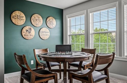 Frankfort House | Spacious Home 4BR Fire Pit, Patio Hot Tub